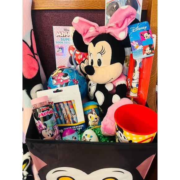 Minnie Mouse large Easter bundle with 50x70 pink soft throw, medium Minnie plush - Picture 5 of 7